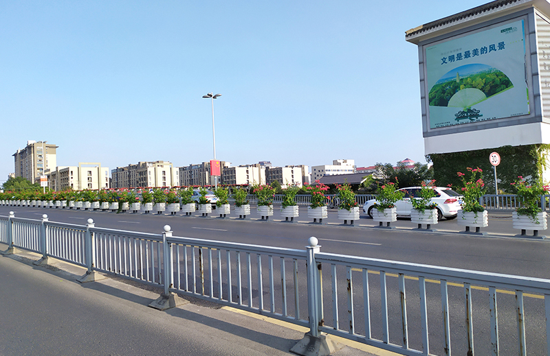 江蘇蘇州，一桶一鏈道路隔離花箱